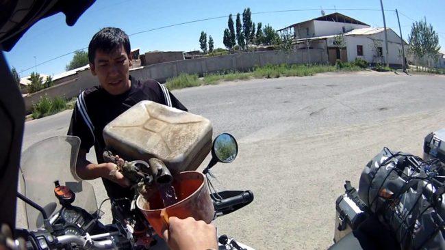 Uzbekistán: Gasolina y Billetes!!